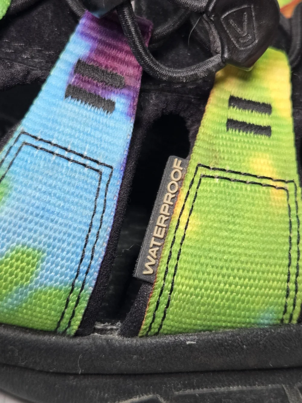 Keen vibrant tie